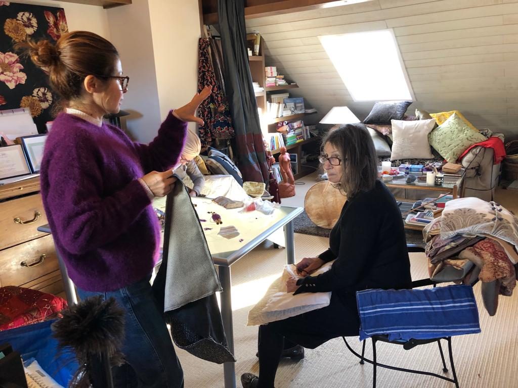 Des femmes créent ensemble à l'atelier de couture, à Genève
