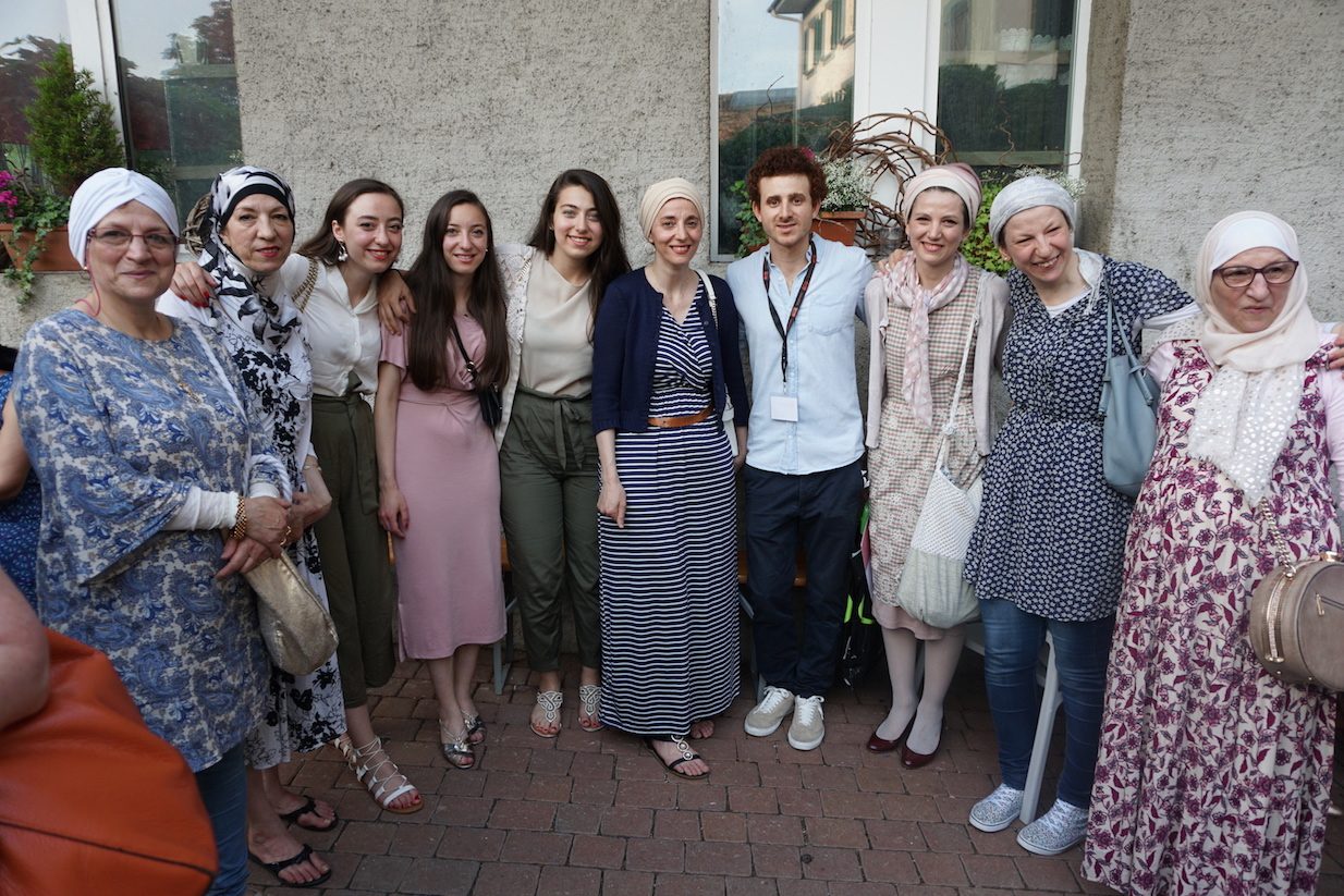Un groupe de femmes de l'association, ensemble et souriantes