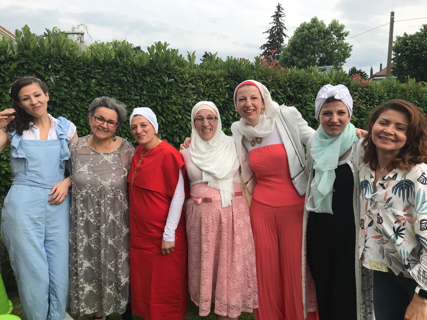 Des participantes de Sourires de Femmes, bras dessus bras dessous et souriantes, lors d'un évènement à Genève